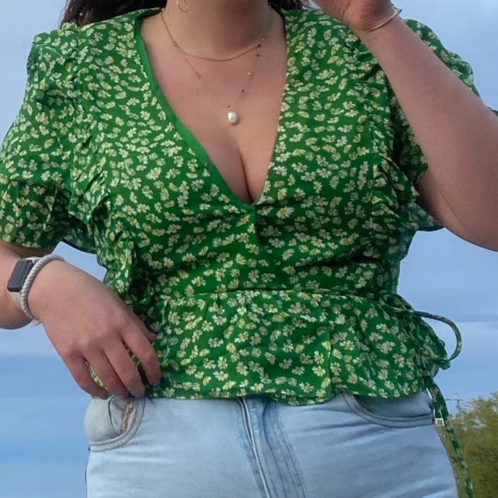 Where Are You From (WAYF) Green Sunflower Top Size Large